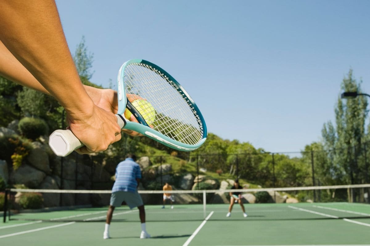 Como escolher a raquete de tênis perfeita para o seu nível de habilidade e estilo de jogo